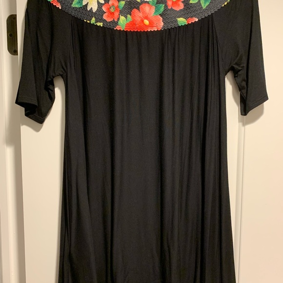 Adorable black Tunic with Flowered Collar - Picture 2 of 3